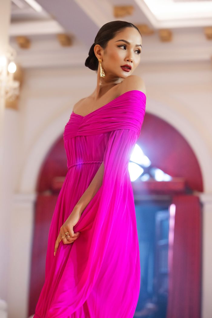 Mỹ nhân Việt diện đồ màu hồng cánh sen sến sẩm: Thùy Tiên vươn top 1