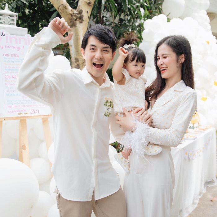 Mỹ nhân Việt khoe nhẫn cầu hôn: Mai Anh và Đông Nhi cùng một bài