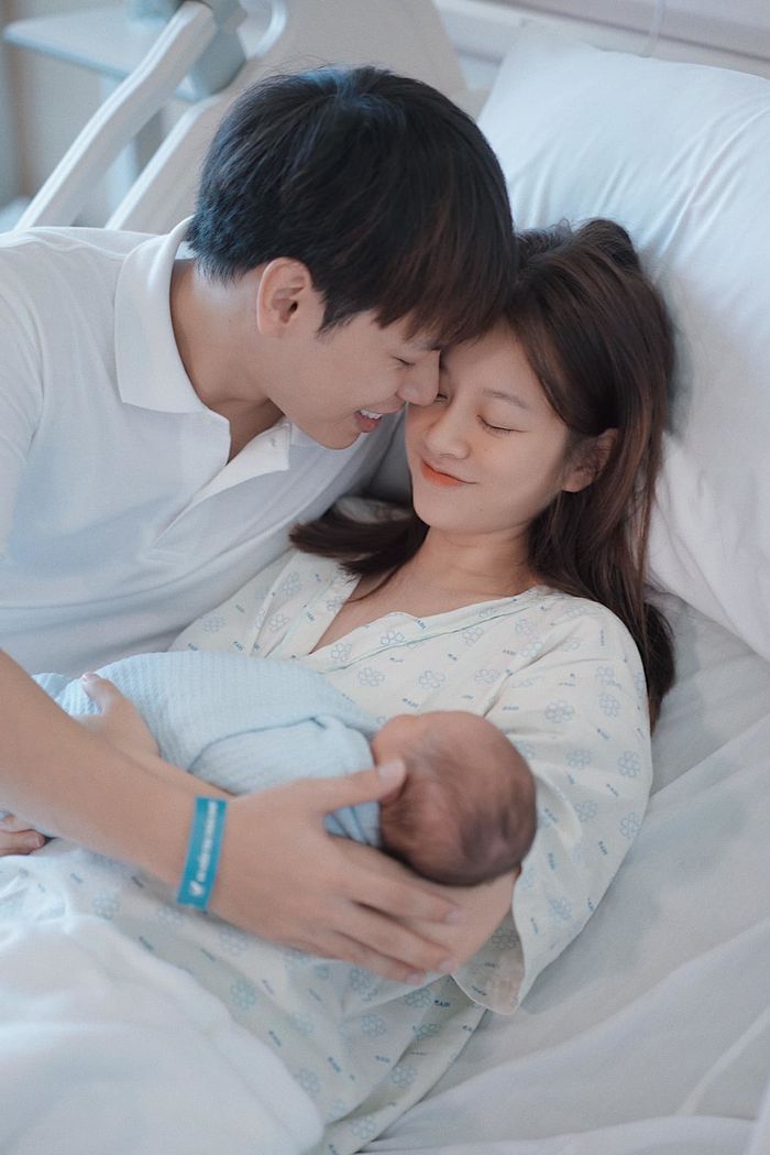 Mỹ nhân Việt khoe nhẫn cầu hôn: Mai Anh và Đông Nhi cùng một bài
