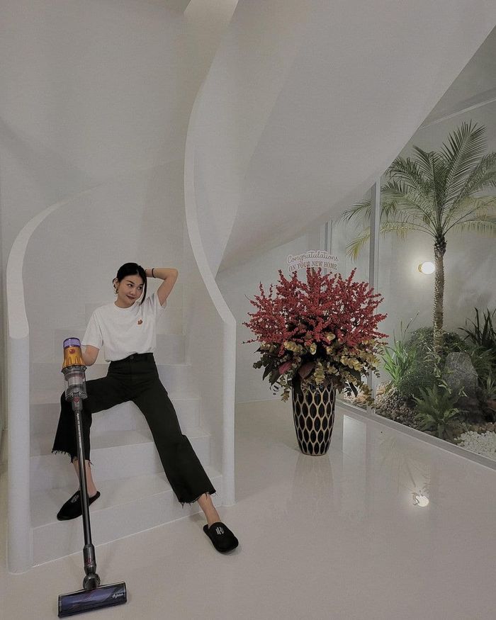 Dàn mỹ nhân Việt nô nức đón Tết: Thanh Hằng dọn biệt thự mới mệt nghỉ