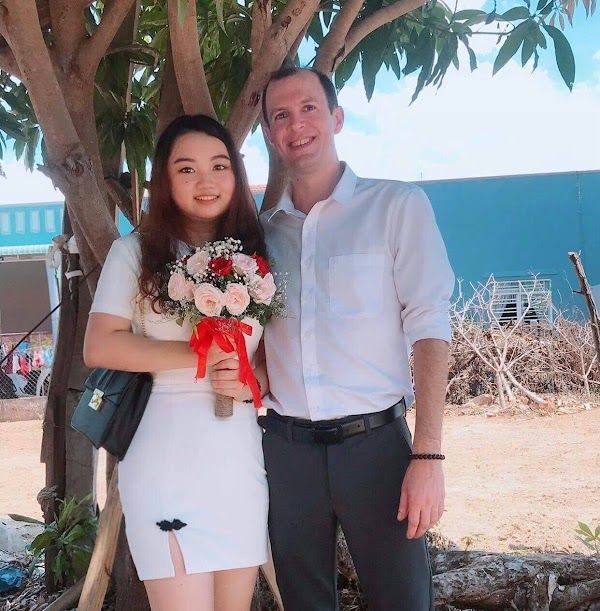 Lên mạng rèn ngoại ngữ, nàng Quảng Nam cưới chàng Tây hơn 17 tuổi