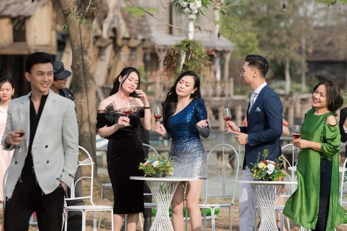 Hơn 2 tháng hậu đóng máy Hương Vị Tình Thân: Long ôm Nam ngọt ngào