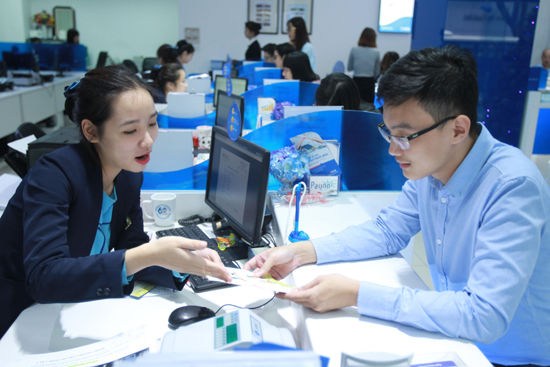 Sự thật tiền thưởng 6 - 7 tháng lương của các ngân hàng cho nhân viên