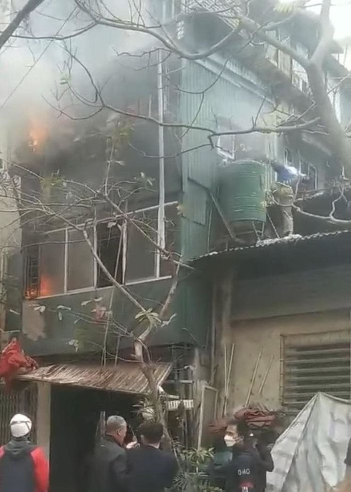 Chân dung anh hùng chân trần áo vải lao vào nhà cứu cháy bé gái