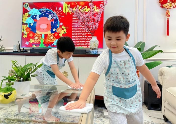 Nhà đầy người giúp việc, nhóc tỳ Vbiz vẫn thích phụ bố mẹ việc nhà