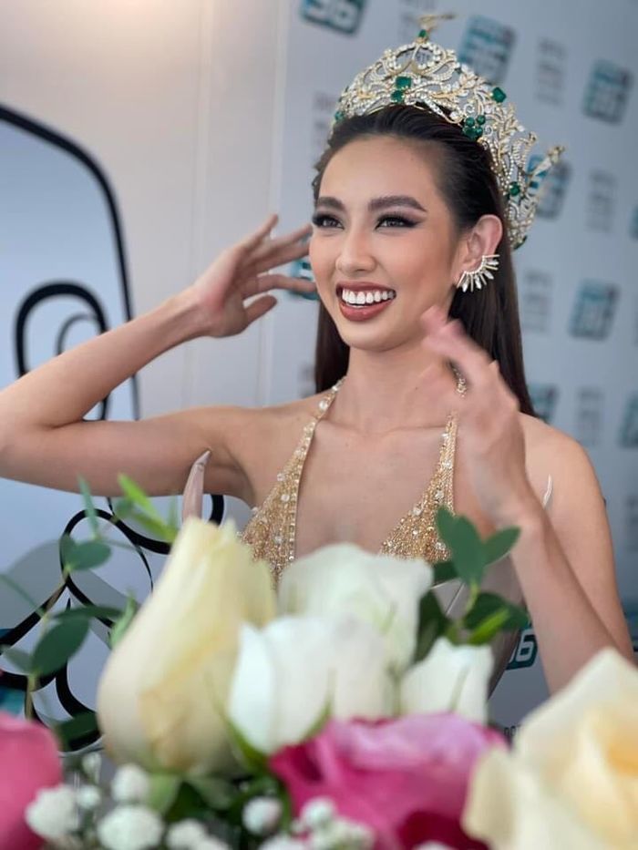 Nhan sắc dàn Hoa hậu Việt qua ống kính của người đi đường