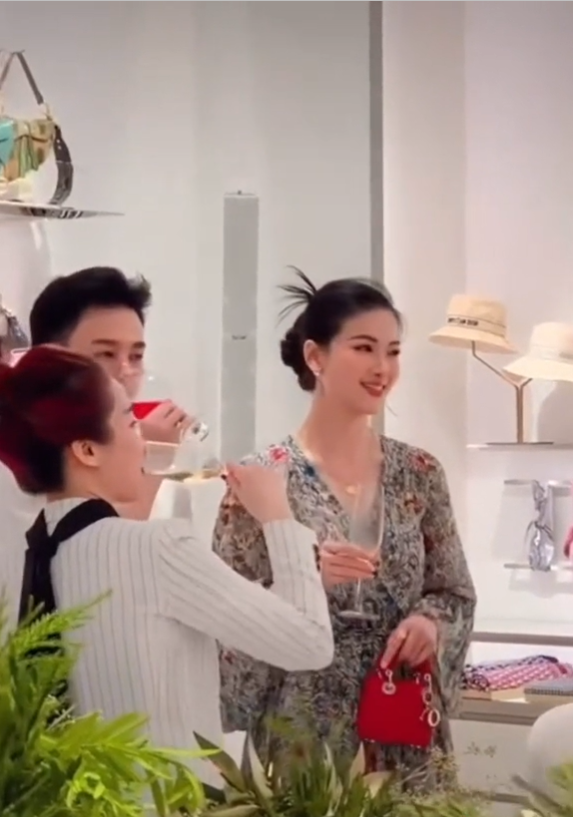 Nhan sắc dàn Hoa hậu Việt qua ống kính của người đi đường
