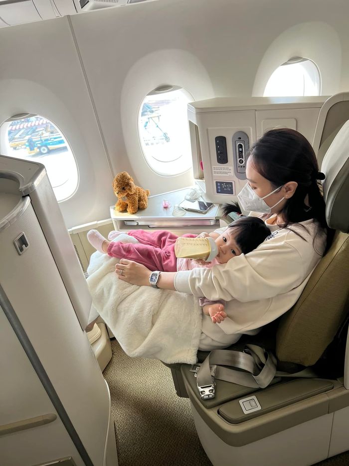 Nhóc tì Vbiz khi đi máy bay: Suchin ngồi hạng thương gia