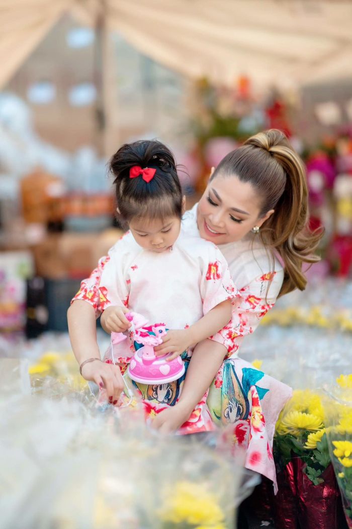 Nhóc tỳ Vbiz xúng xính áo dài Tết: Leon - Lisa có đủ sức dẫn đầu?