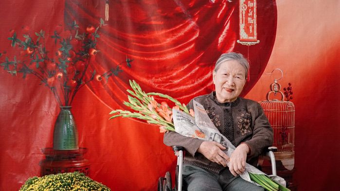 Các cụ ở viện dưỡng lão chụp ảnh xuân: Cứ vui đi vì cuộc đời cho phép