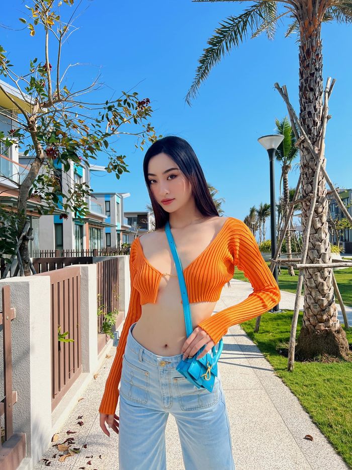 Những chiếc áo hở táo bạo của mỹ nhân Việt: Hoa hậu tri thức táo bạo