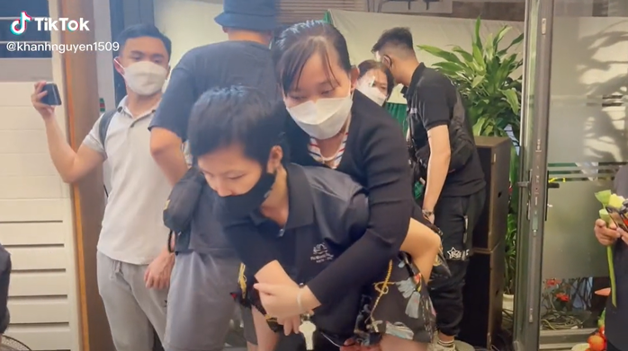 100 ngày mất của Phi Nhung rất nhiều người hâm mộ đến viếng