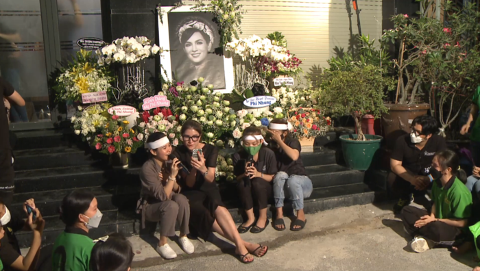 100 ngày mất của Phi Nhung rất nhiều người hâm mộ đến viếng