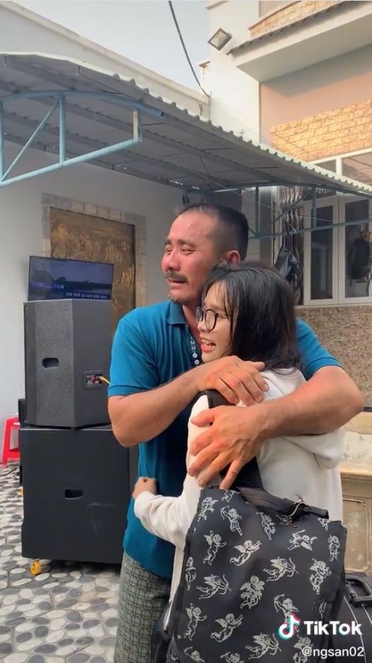 Nữ du học sinh bất ngờ về thăm nhà, người bố ôm chầm nức nở