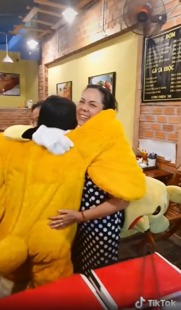 Nữ du học sinh bất ngờ về thăm nhà, người bố ôm chầm nức nở