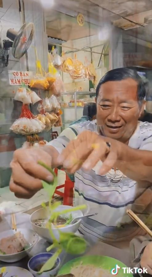 Ông bố đi nhậu về vẫn không quên chuẩn bị đồ ăn cho con gái