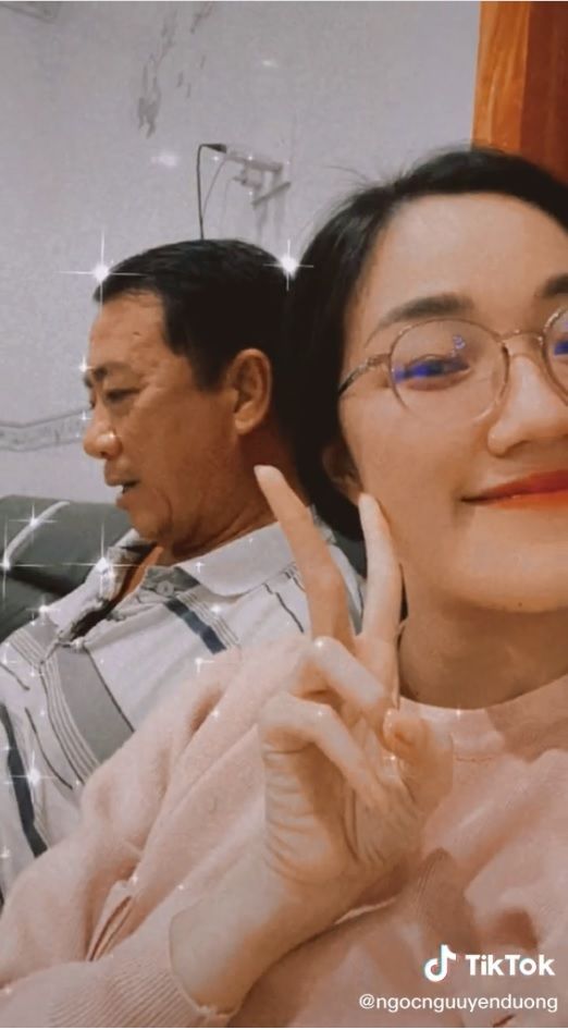 Ông bố đi nhậu về vẫn không quên chuẩn bị đồ ăn cho con gái