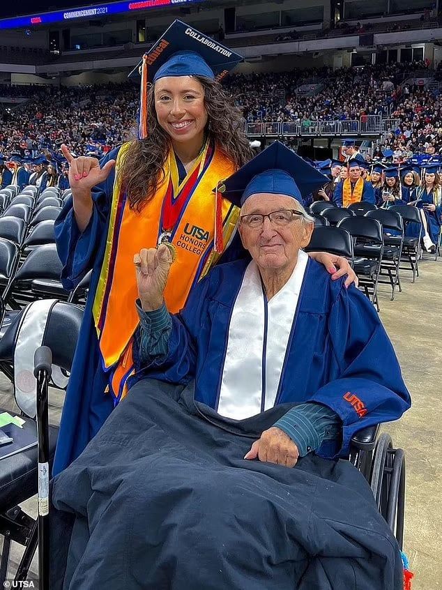 Kỳ tích: Ông nội 88 tuổi và cháu gái cùng nhau tốt nghiệp ĐH