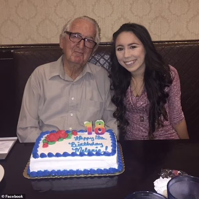 Kỳ tích: Ông nội 88 tuổi và cháu gái cùng nhau tốt nghiệp ĐH
