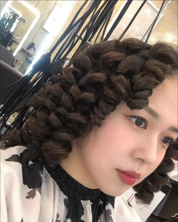 Chúng tôi cung cấp dịch vụ salon tóc xù chuyên nghiệp và hiện đại. Bạn sẽ cảm thấy thật thoải mái và sảng khoái khi ngồi tại đây để làm mới bản thân với những kiểu tóc đang thịnh hành nhất hiện nay.