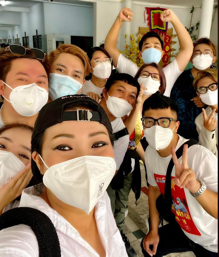 Phương Thanh và dàn sao mang Tết vào bệnh viện dã chiến