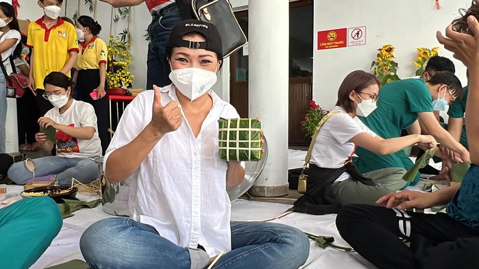 Phương Thanh và dàn sao mang Tết vào bệnh viện dã chiến