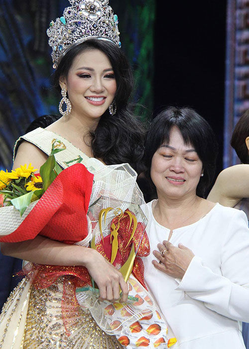 Quá khứ không trọn vẹn của Hoa hậu Việt: Thùy Tiên xa ba mẹ năm 4 tuổi