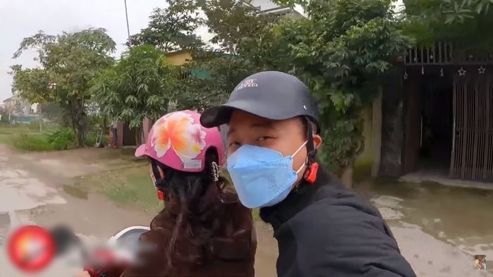 Quang Linh Vlogs đi chợ cùng mẹ: Bà con thi nhau gả con gái cho