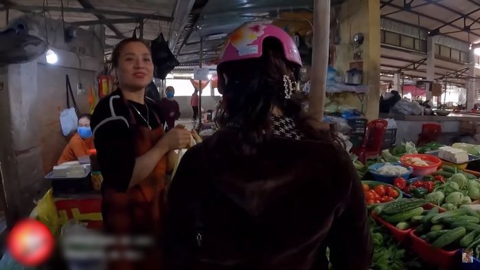 Quang Linh Vlogs đi chợ cùng mẹ: Bà con thi nhau gả con gái cho