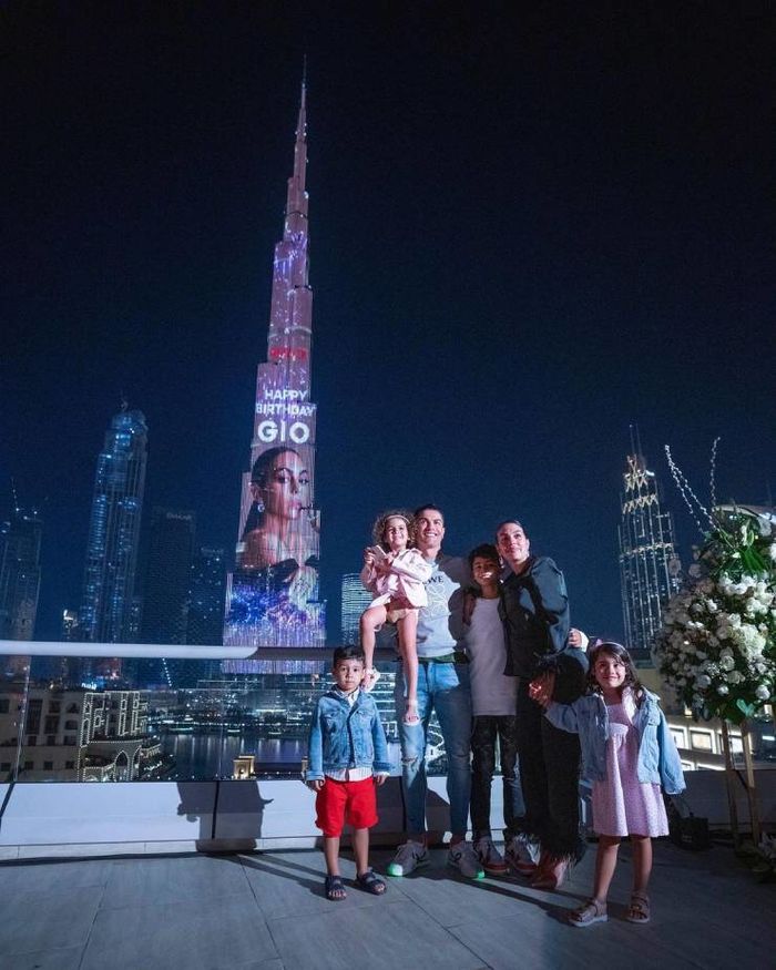 CR7 chiều vợ: nghỉ dưỡng du thuyền 300 triệu, thuê tháp Dubai 1,5 tỷ