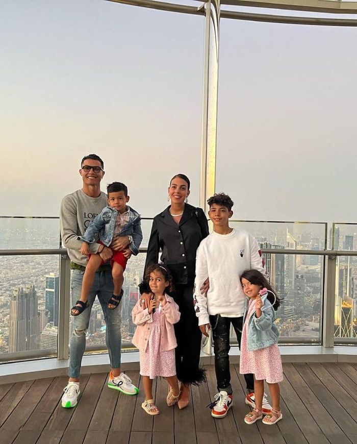 CR7 chiều vợ: nghỉ dưỡng du thuyền 300 triệu, thuê tháp Dubai 1,5 tỷ