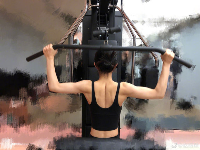 5 sao Hoa ngữ lộ body toàn cơ bắp, múi cơ đỉnh cao