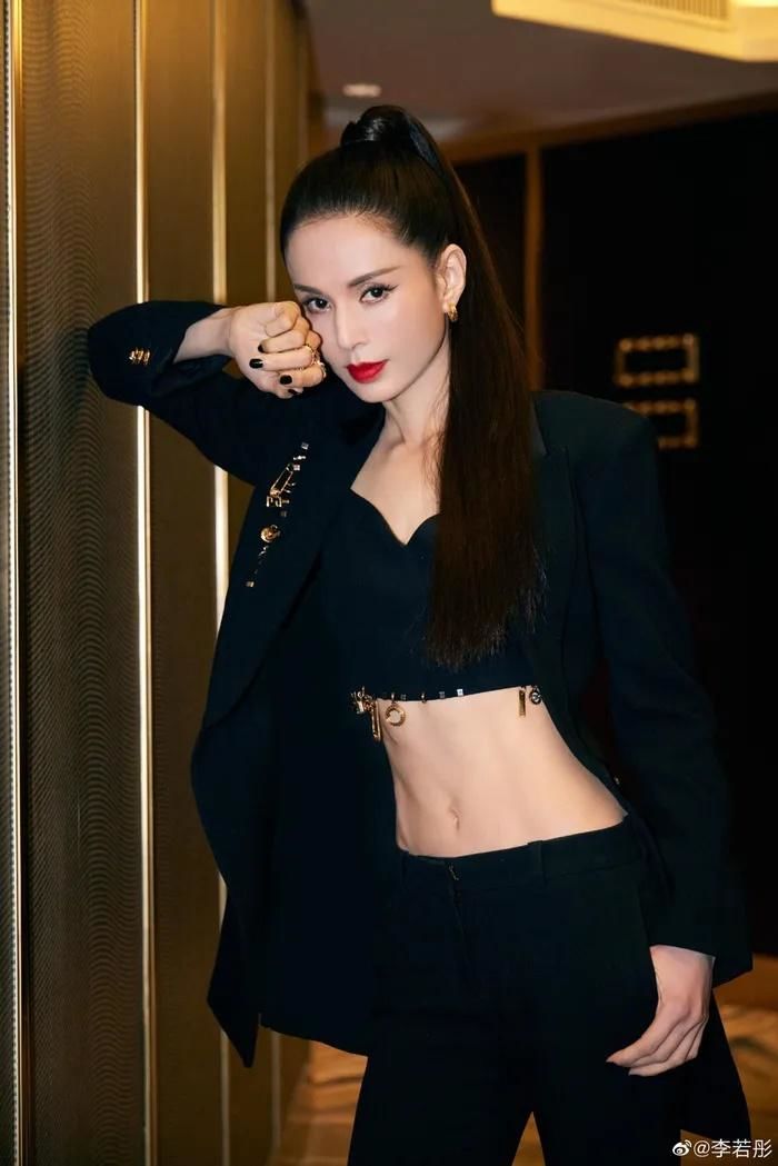 5 sao Hoa ngữ lộ body toàn cơ bắp, múi cơ đỉnh cao