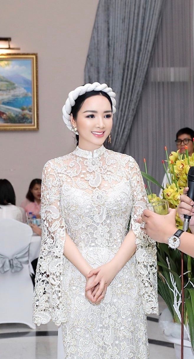 Sao Việt diện áo dài ngày cuối năm: em gái tỷ phú Cẩm Ly nhập cuộc