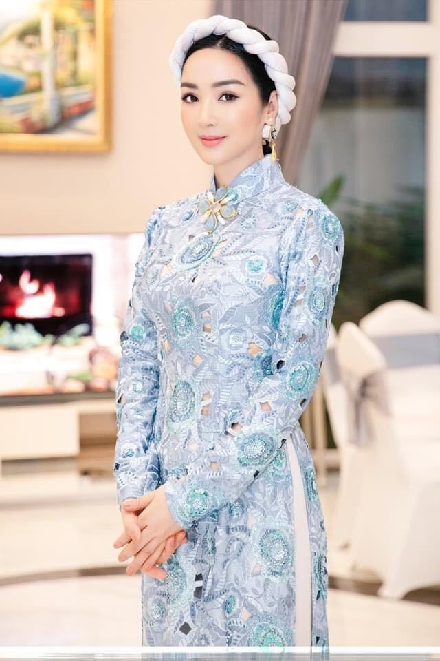 Sao Việt diện áo dài ngày cuối năm: em gái tỷ phú Cẩm Ly nhập cuộc