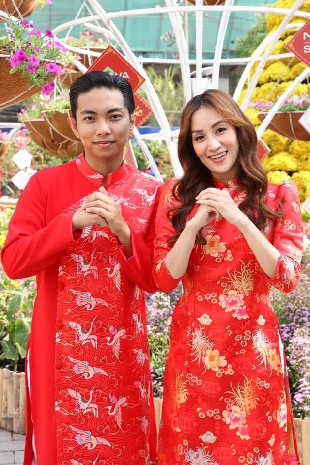 Sao Việt diện áo dài ngày cuối năm: em gái tỷ phú Cẩm Ly nhập cuộc