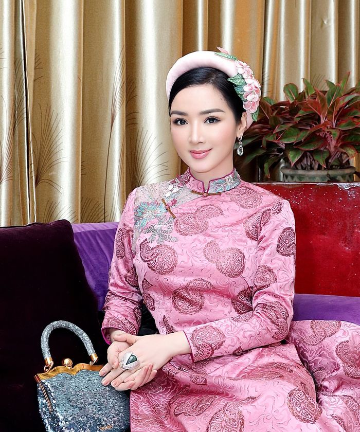 Sao Việt diện áo dài ngày cuối năm: em gái tỷ phú Cẩm Ly nhập cuộc