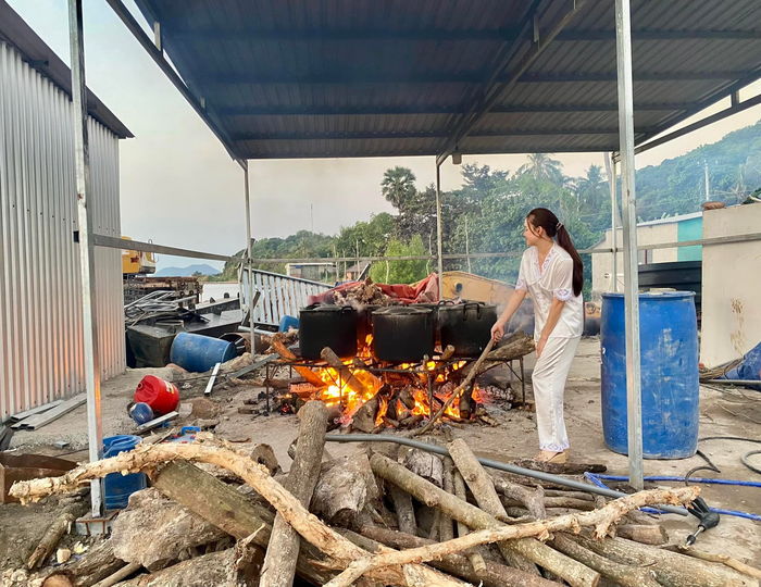 Sao Việt nô nức gói bánh chưng ngày Tết: Quỳnh Thư đầu tư hoành tráng