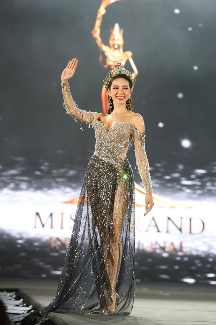 Thùy Tiên diện style mỏng manh đi quẩy sau tiệc chào đón long trọng