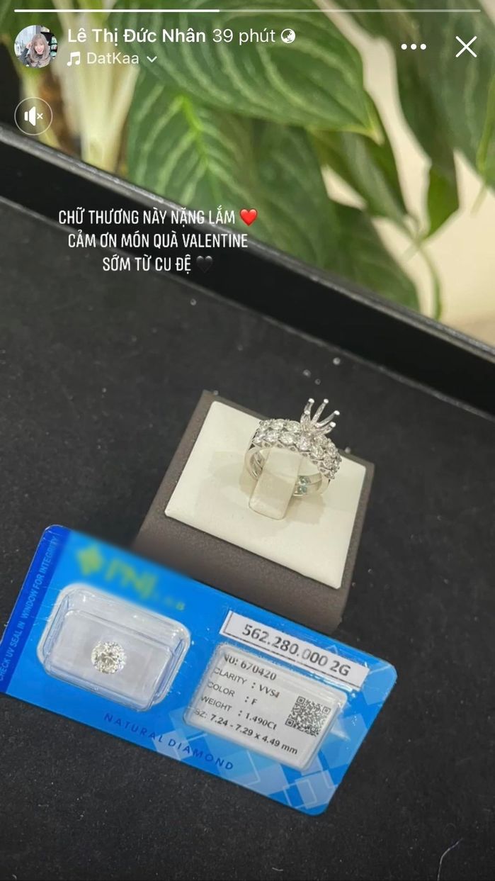 Bà Nhân Vlog tổ chức sinh nhật cho mẹ, tặng sổ đỏ, dây tiền trĩu cổ