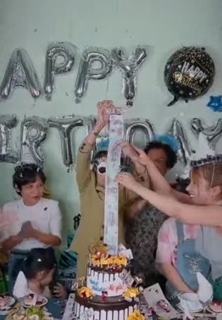 Bà Nhân Vlog tổ chức sinh nhật cho mẹ, tặng sổ đỏ, dây tiền trĩu cổ