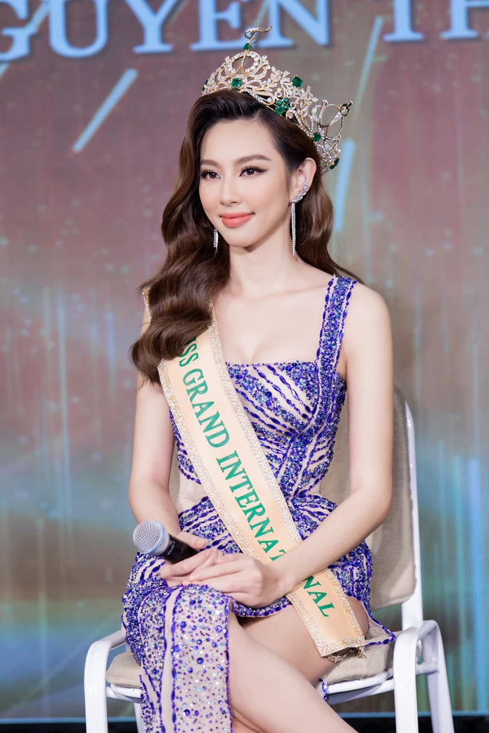 Style về thăm trường của Hoa hậu: Phạm Hương, Thùy Tiên được ngợi khen