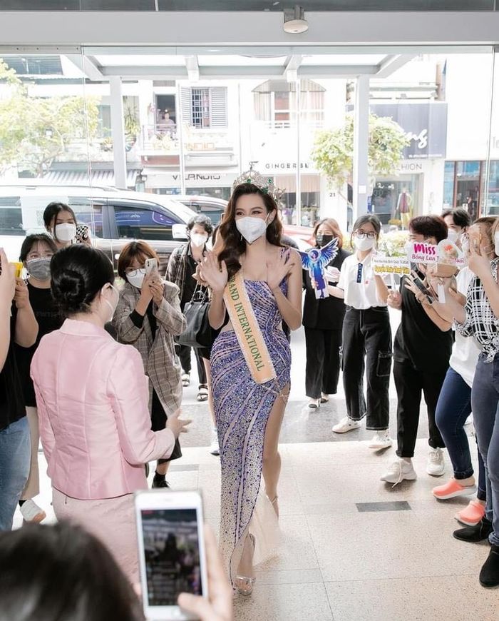 Style về thăm trường của Hoa hậu: Phạm Hương, Thùy Tiên được ngợi khen