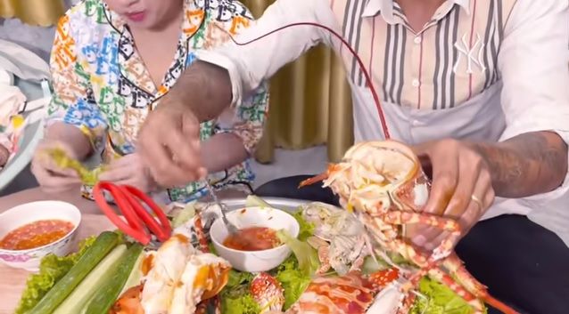 Thầy Lộc Fuho bóc tôm hùm nóng tẩm bổ cho vợ mới sinh