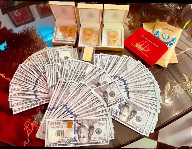 Trầm trồ cặp cô dâu chú rể được tặng vàng, tiền đô cầm mỏi tay