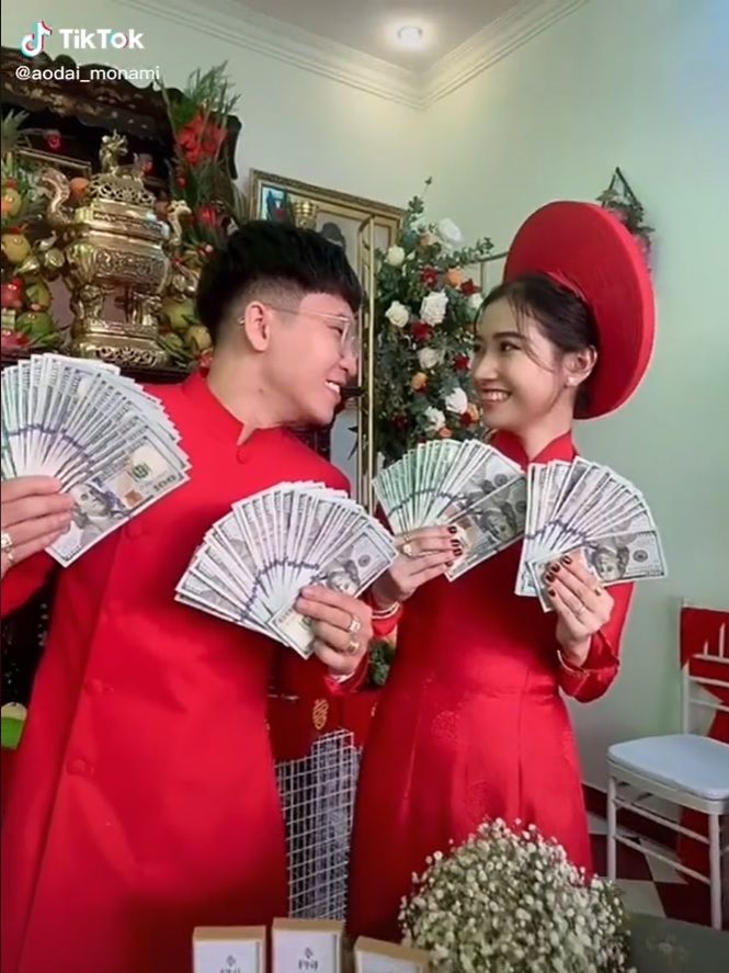 Trầm trồ cặp cô dâu chú rể được tặng vàng, tiền đô cầm mỏi tay