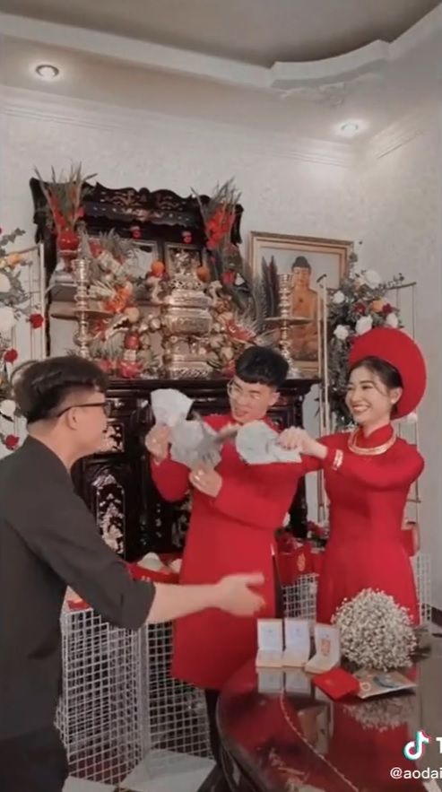 Trầm trồ cặp cô dâu chú rể được tặng vàng, tiền đô cầm mỏi tay