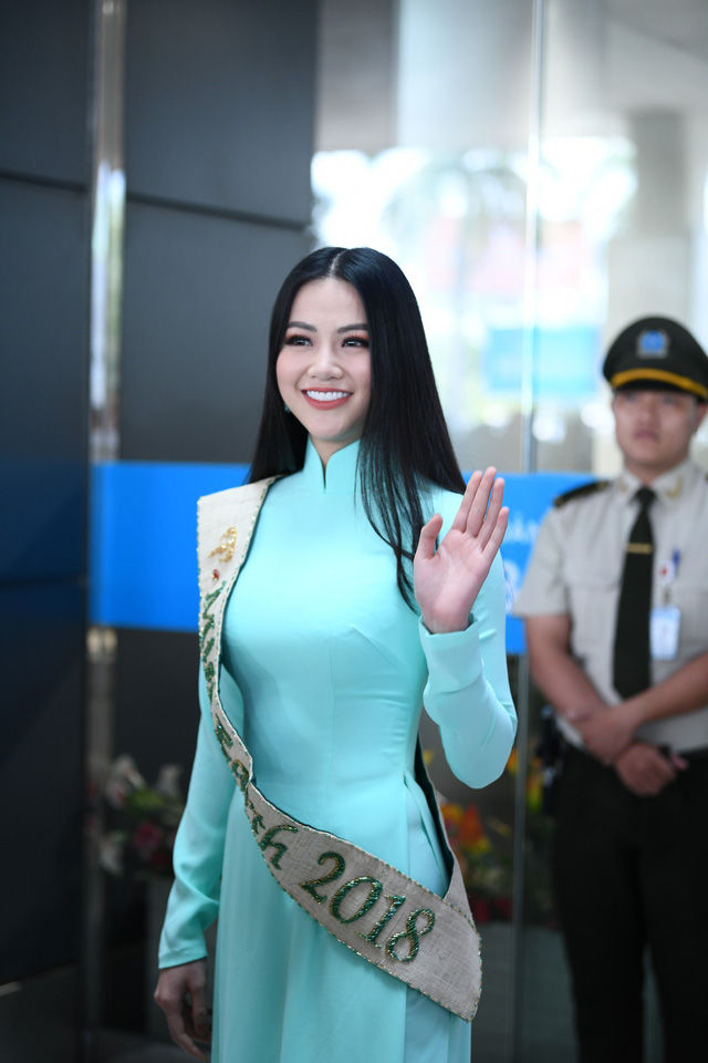 Thời trang về nước dàn các hoa hậu đăng quang khi về nước