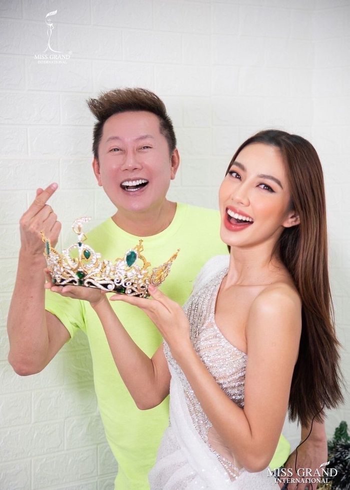Thời trang về nước dàn các hoa hậu đăng quang khi về nước
