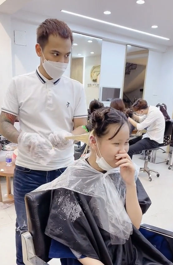 Thương vợ làm tóc đến 2h đêm chưa xong, chồng nấu mì mang ra tận tiệm